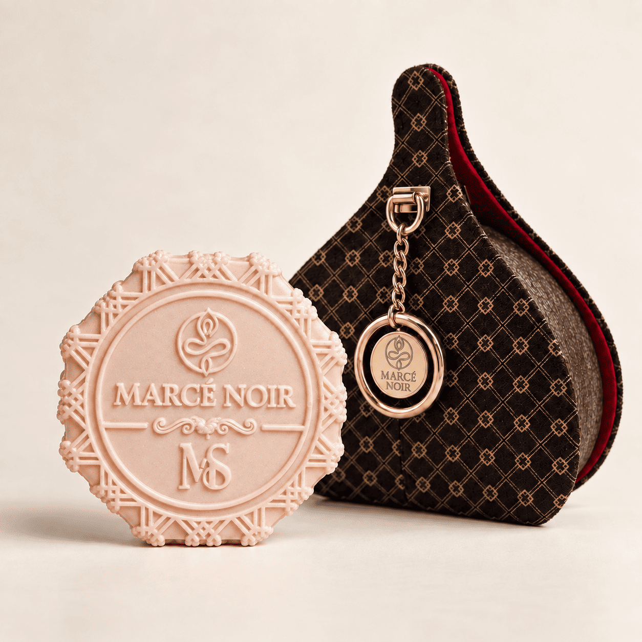 Jabón antiedad facial Marcé Noir, barra octagonal grabada — otra cara de la pieza