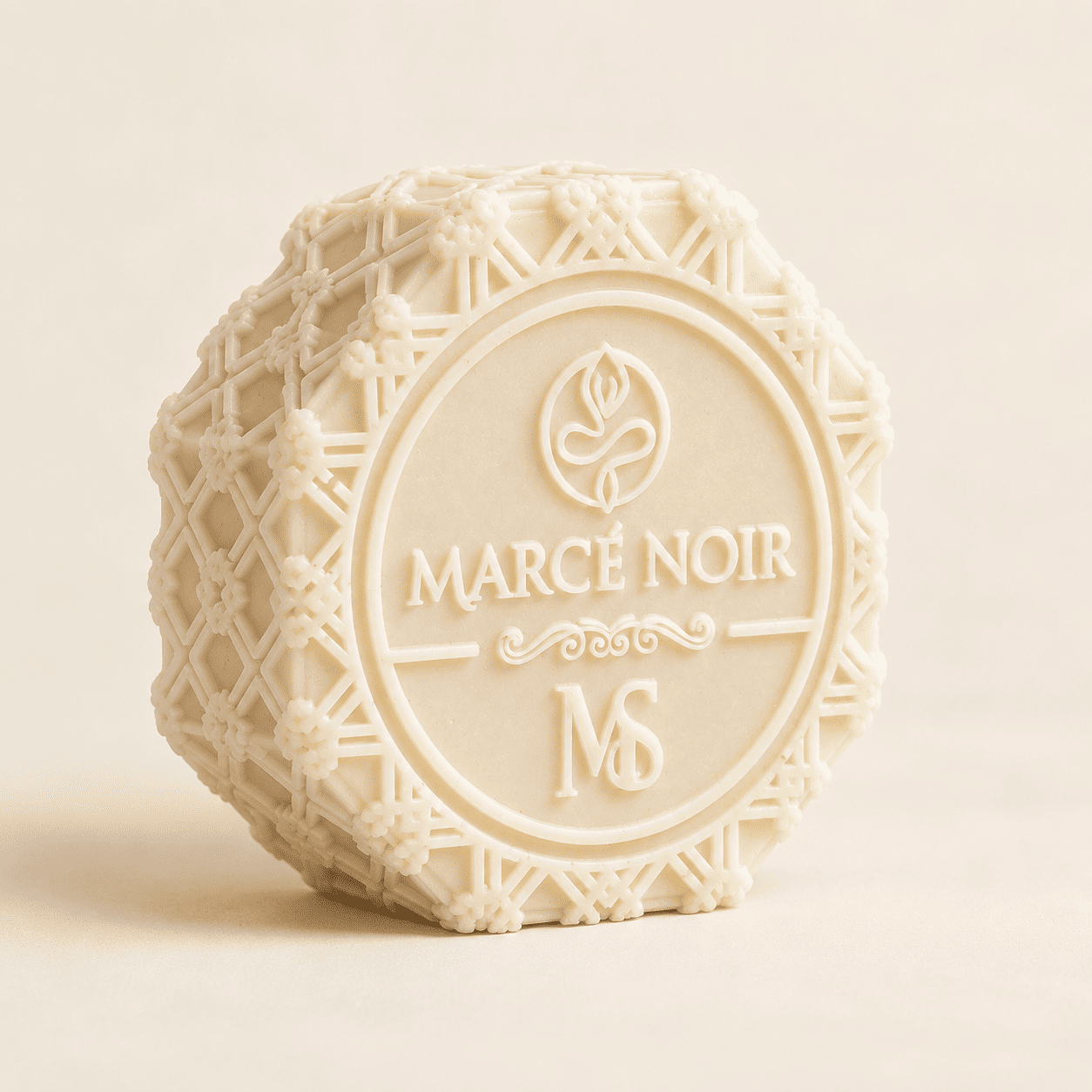 Jabón antiedad facial Marcé Noir, barra octagonal grabada — otra cara de la pieza