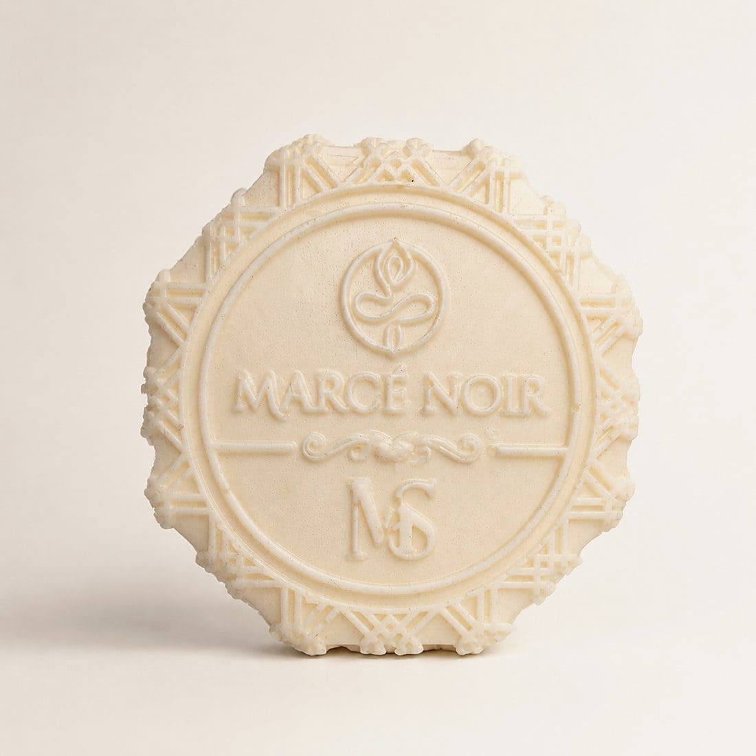 Jabón antiedad facial Marcé Noir, barra octagonal grabada — detalle del grabado