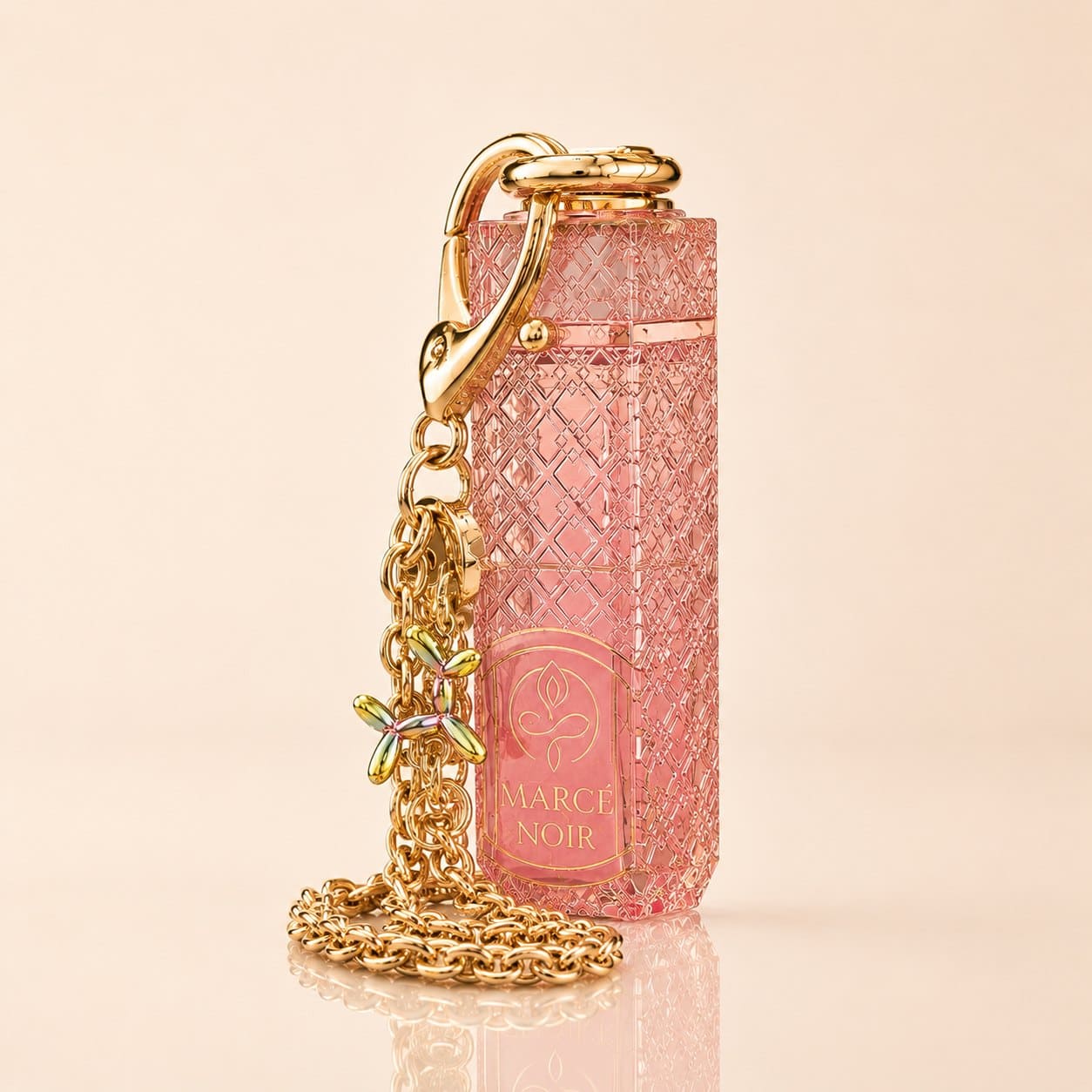 Lip Oil Marcé Noir en cristal labrado rosa con cadena dorada — perfil del cristal labrado