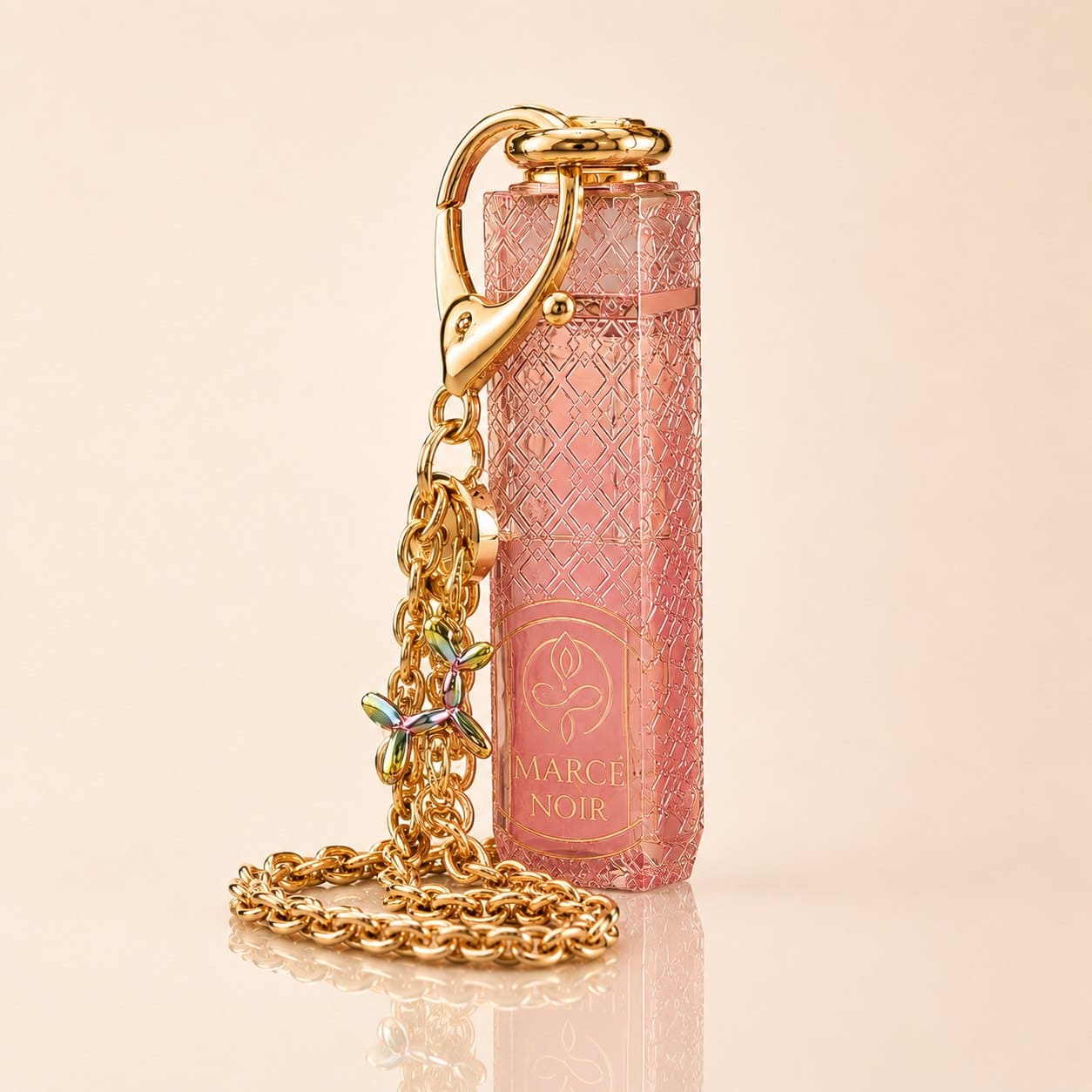 Lip Oil Marcé Noir en cristal labrado rosa con cadena dorada — detalle del herraje