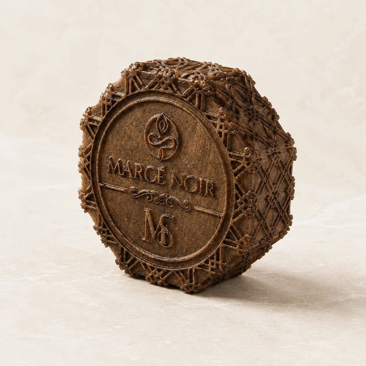 Men's Soap Marcé Noir, barra corporal rojo café grabada con el monograma